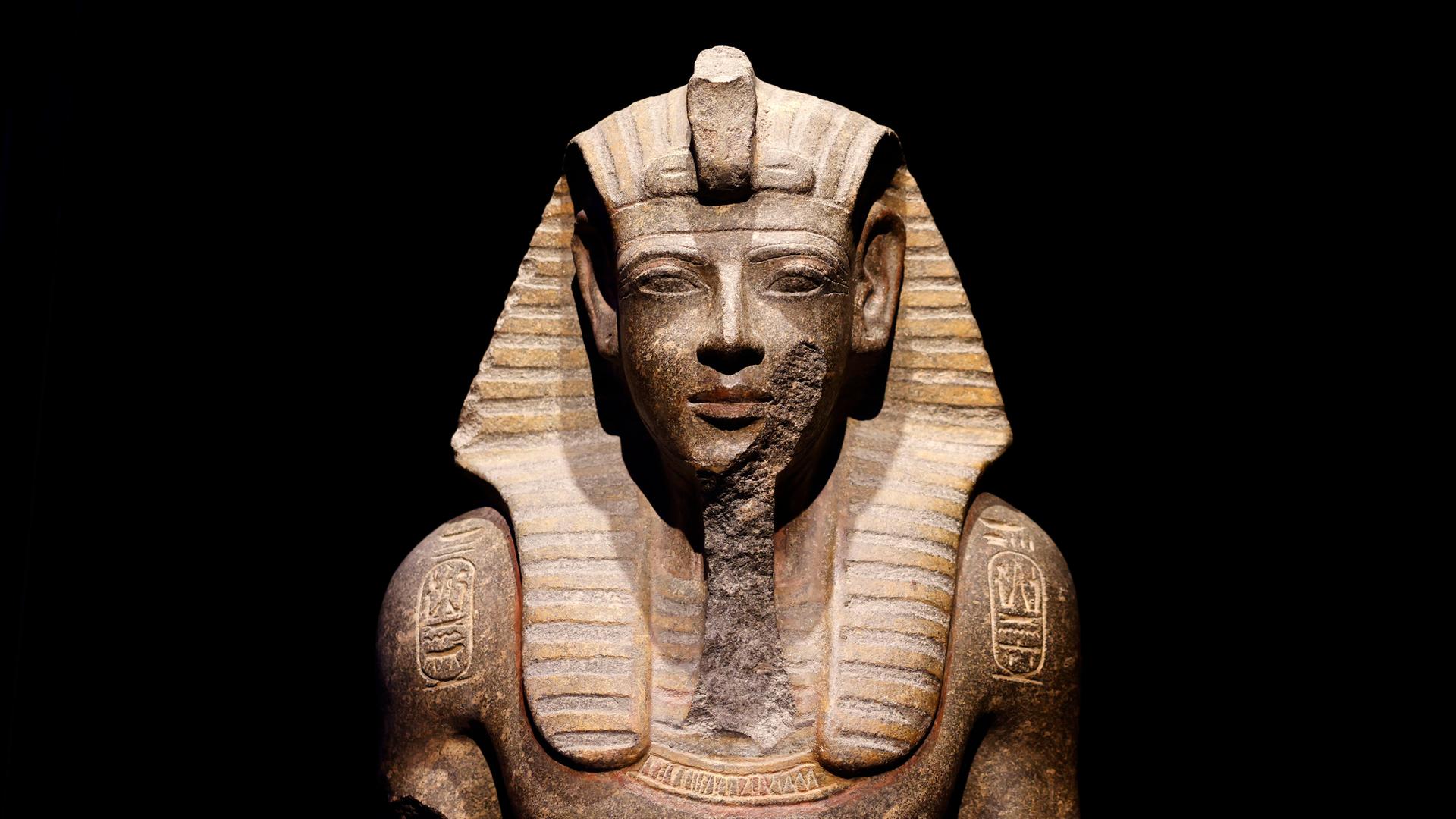 Impression aus der Ausstellung 'Ramses & das Gold der Pharaonen' im Odysseum in Köln. Herzstück ist der echte Sarkophag von Ramses II. 