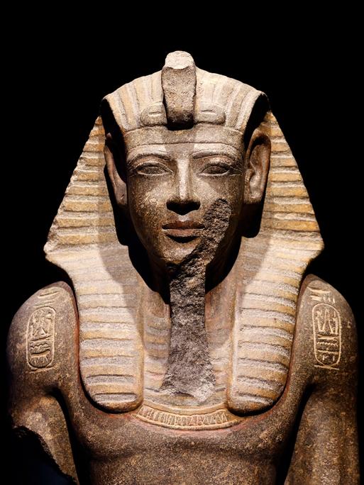 Impression aus der Ausstellung 'Ramses & das Gold der Pharaonen' im Odysseum in Köln. Herzstück ist der echte Sarkophag von Ramses II. 