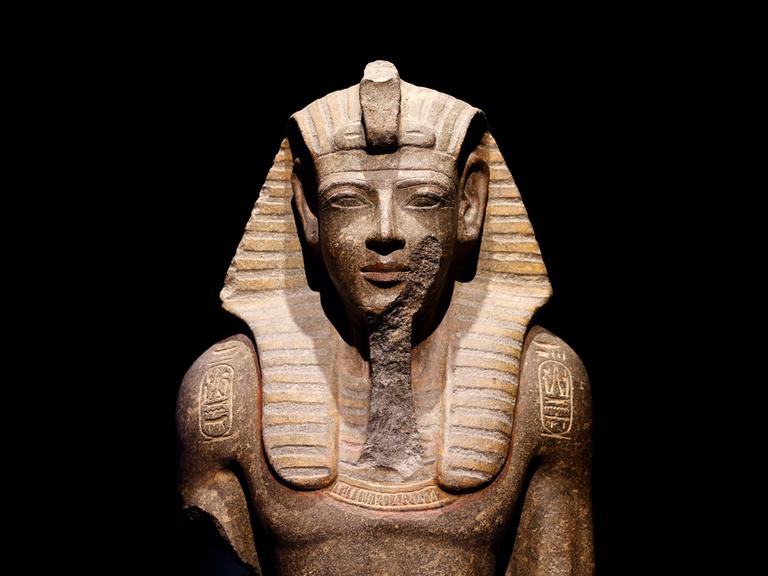 Impression aus der Ausstellung 'Ramses & das Gold der Pharaonen' im Odysseum in Köln. Herzstück ist der echte Sarkophag von Ramses II. 