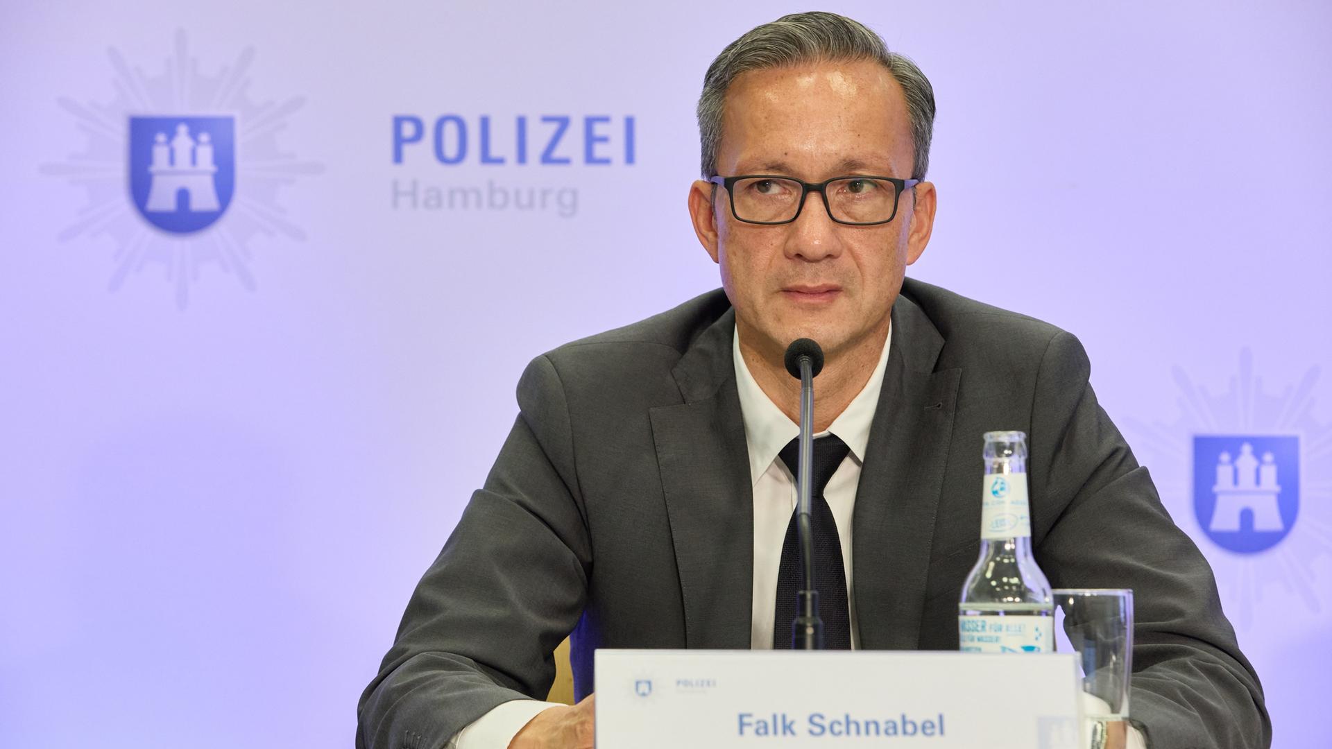 Falk Schnabel, Polizeipräsident, gibt im Polizeipräsidium Hamburg eine Pressekonferenz von Polizei und Generalstaatsanwaltschaft zu Haftbefehl wegen Verdacht des vollendeten und versuchten Mordes im Internet. 