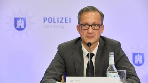 Falk Schnabel, Polizeipräsident, gibt im Polizeipräsidium Hamburg eine Pressekonferenz.