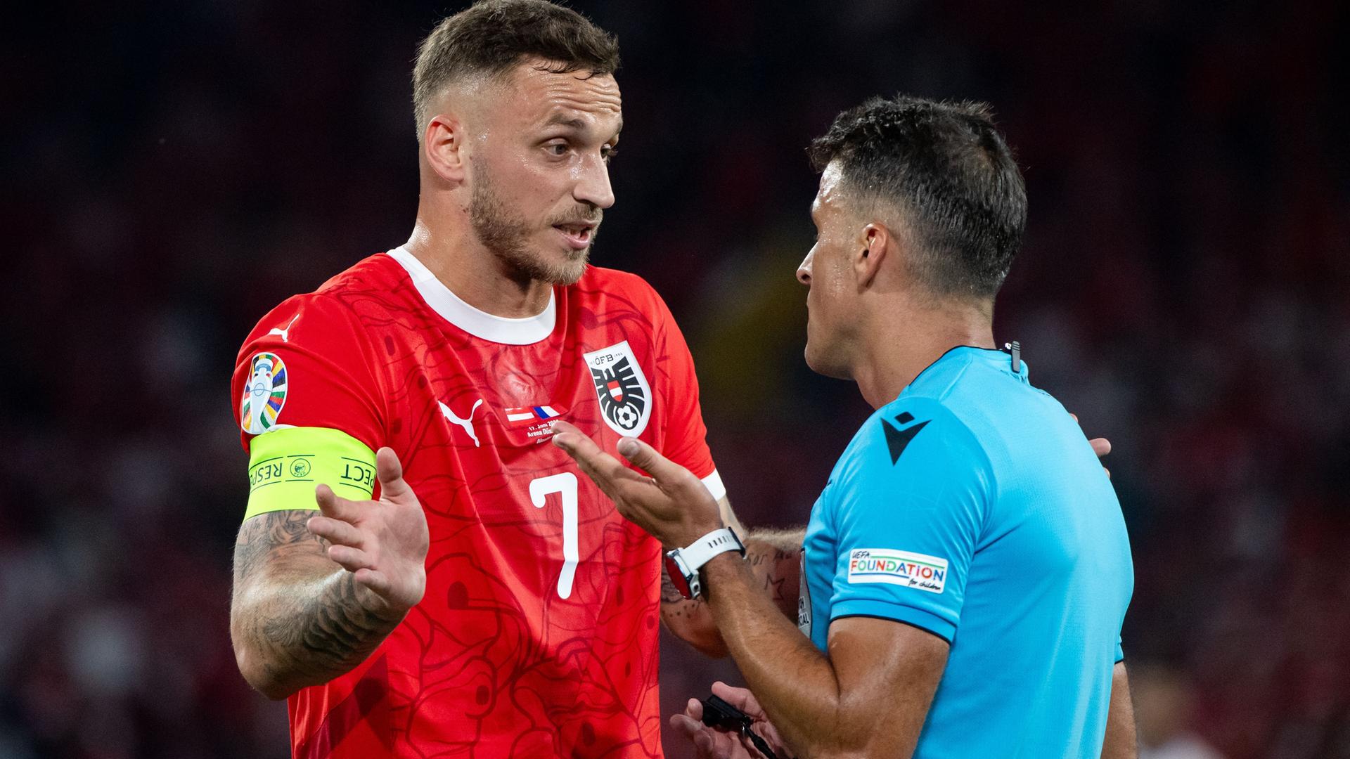 Der österreichische Fußball-Nationalspieler Marko Arnautović diskutiert beim EM-Spiel gegen Frankreich mit Schiedsrichter Jesús Gil Manzano.