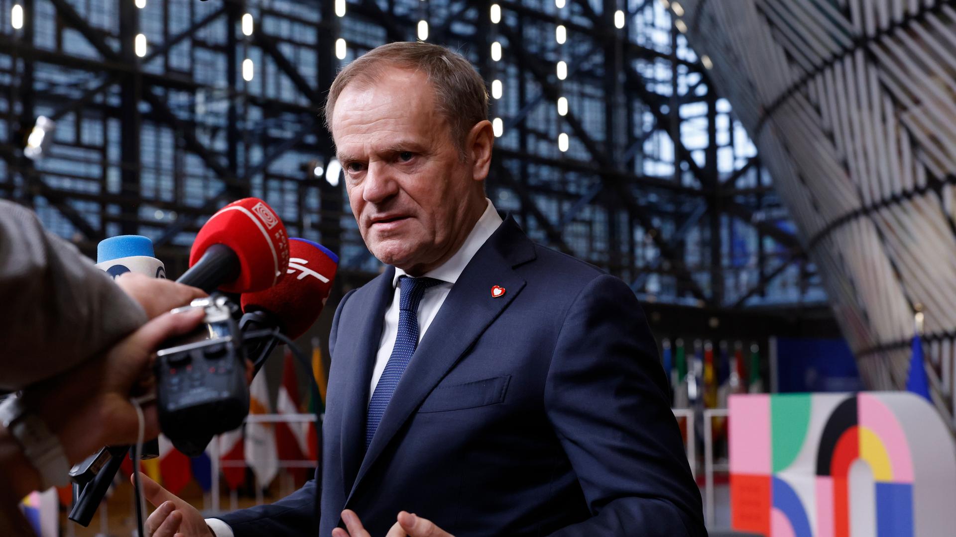 Polens Premierminister Donald Tusk spricht mit den Medien auf einem EU-Gipfel in Brüssel 