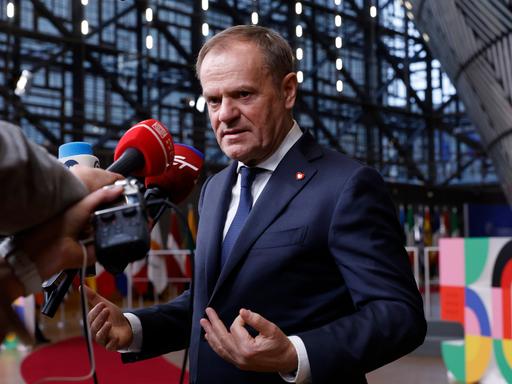 Polens Premierminister Donald Tusk spricht mit den Medien auf einem EU-Gipfel in Brüssel 