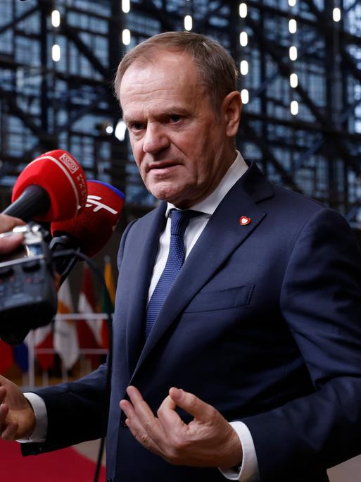 Polens Premierminister Donald Tusk spricht mit den Medien auf einem EU-Gipfel in Brüssel 