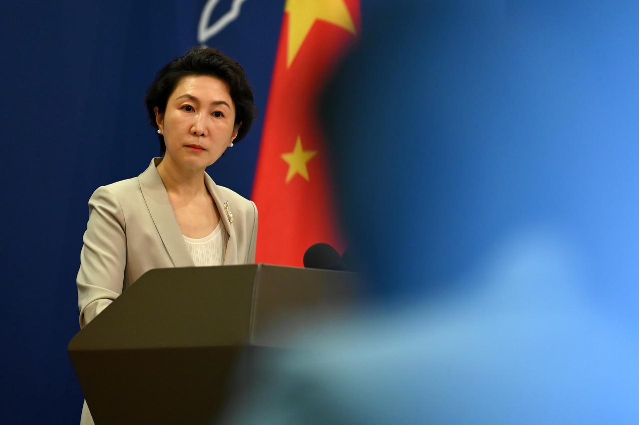 Mao Ning, Sprecherin im chinesischen Außenministerium, beantwortet Fragen von Journalisten. Im Hintergrund ist die chinesische Flagge zu sehen. Mao Ning, Sprecherin im chinesischen Außenministerium, beantwortet Fragen von Journalisten. Im Hintergrund ist die chinesische Flagge zu sehen.