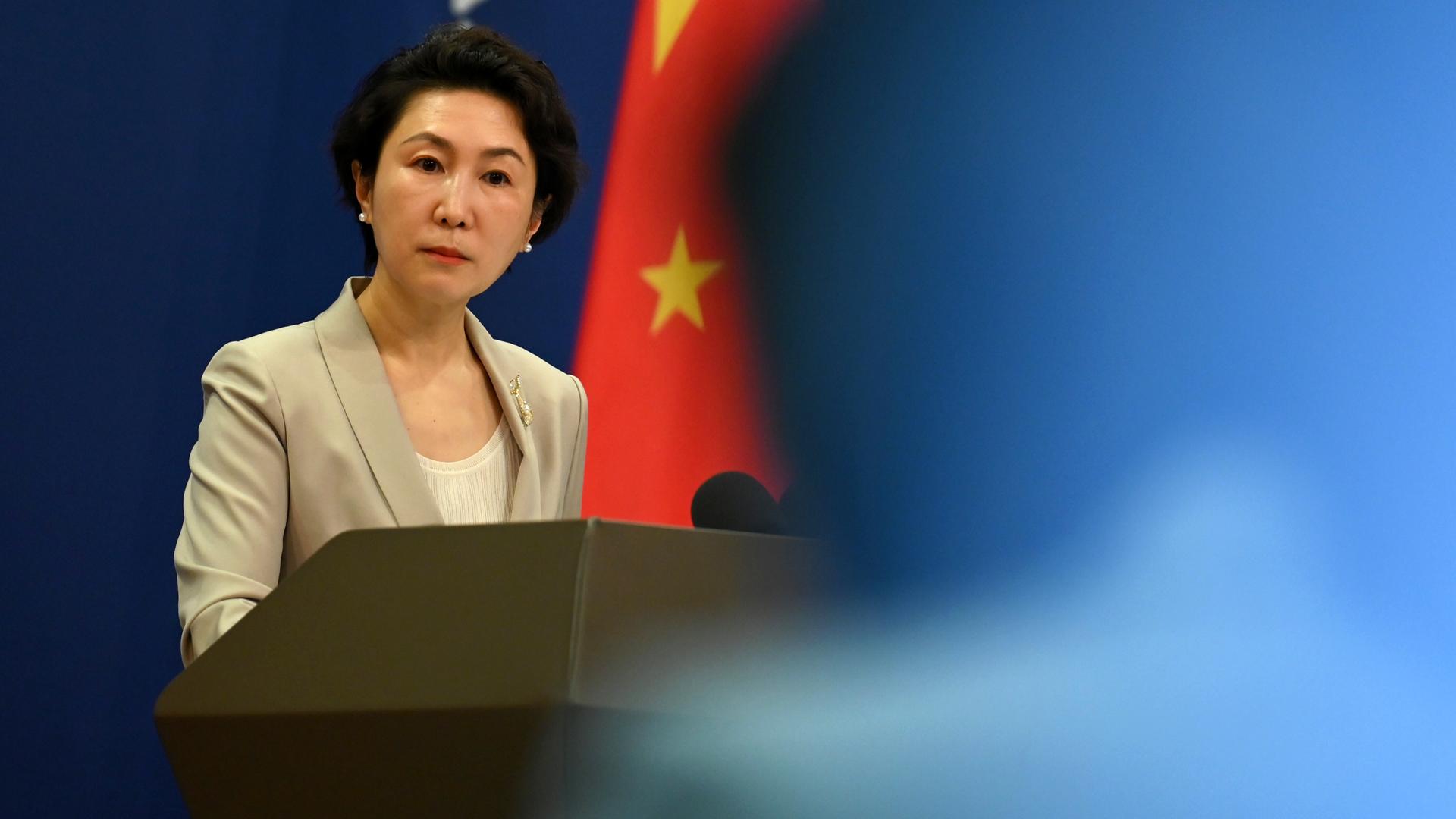 Mao Ning, Sprecherin im chinesischen Außenministerium, beantwortet Fragen von Journalisten. Im Hintergrund ist die chinesische Flagge zu sehen. Mao Ning, Sprecherin im chinesischen Außenministerium, beantwortet Fragen von Journalisten. Im Hintergrund ist die chinesische Flagge zu sehen.