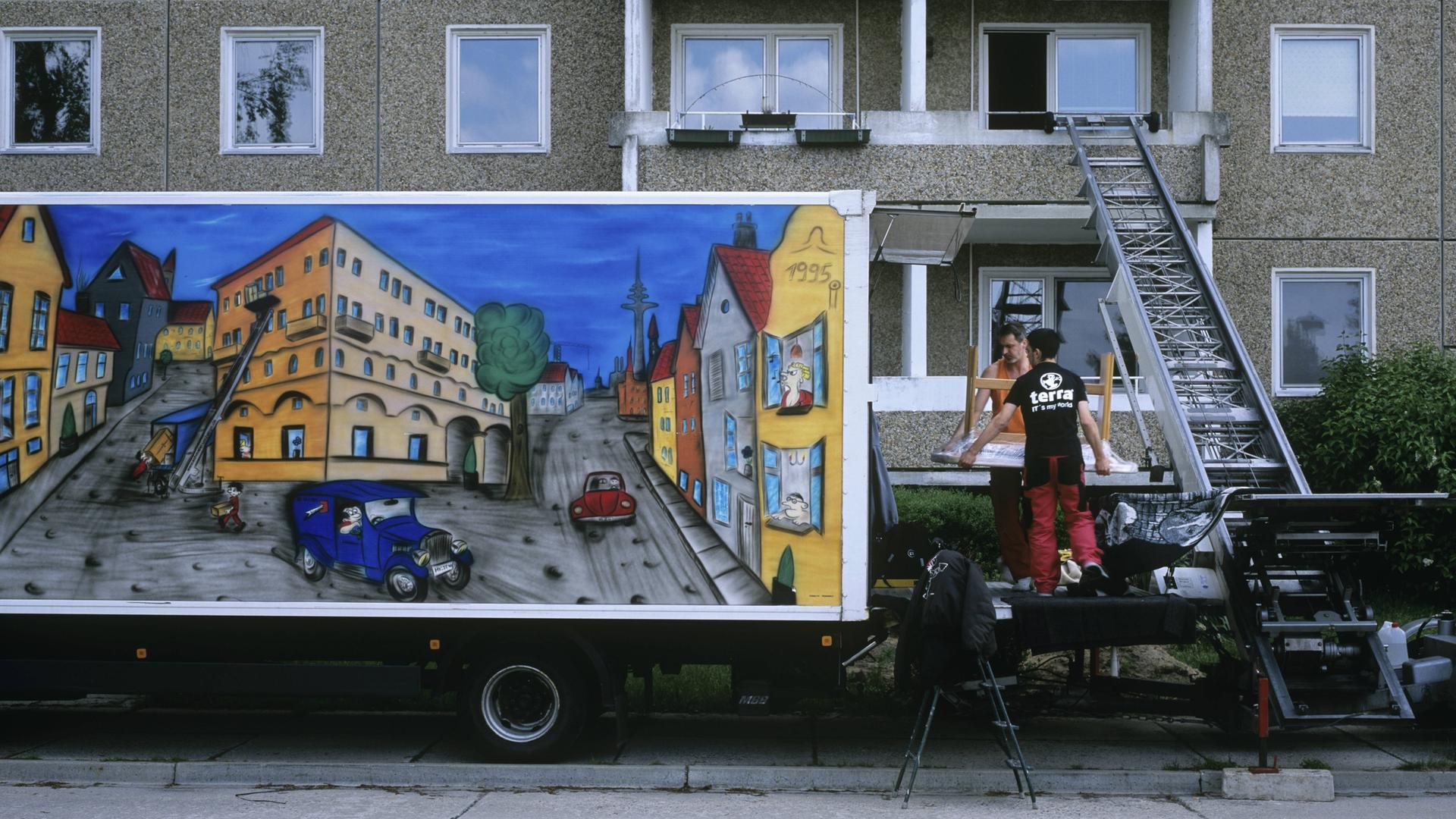 Möbelwagen beim Auszug des letzten Mieters aus einem Plattenbau kurz vor dem Abriss im Wohnkomplex X in Hoyerswerda Neustadt. Hoyerswerda-Neustadt mit seinen zehn Wohnkomplexen WK I-X war einst die sozialistische Vorzeigemetropole der DDR. 