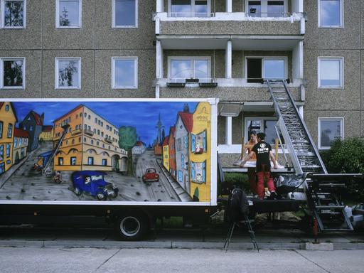 Möbelwagen beim Auszug des letzten Mieters aus einem Plattenbau kurz vor dem Abriss im Wohnkomplex X in Hoyerswerda Neustadt. Hoyerswerda-Neustadt mit seinen zehn Wohnkomplexen WK I-X war einst die sozialistische Vorzeigemetropole der DDR. 