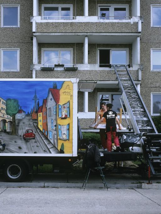 Möbelwagen beim Auszug des letzten Mieters aus einem Plattenbau kurz vor dem Abriss im Wohnkomplex X in Hoyerswerda Neustadt. Hoyerswerda-Neustadt mit seinen zehn Wohnkomplexen WK I-X war einst die sozialistische Vorzeigemetropole der DDR. 