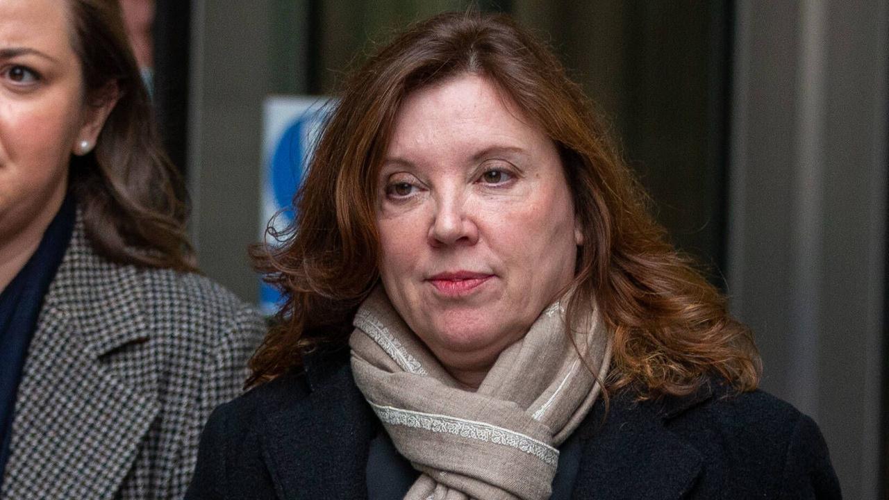 Die Kinderschutzbeauftragte in Großbritannien, Rachel de Souza, steht vor einem Gebäude mit Mantel und dickem Schal. Die Kinderschutzbeauftragte in Großbritannien, Rachel de Souza, steht vor einem Gebäude mit Mantel und dickem Schal.