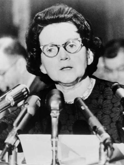 Die Biologin, Wissenschaftsjournalistin und Autorin von  "Silent Spring"  sitzt bei ihrer Erklärung im    US-Kongress im Januar 1963 vor Mikrofonen