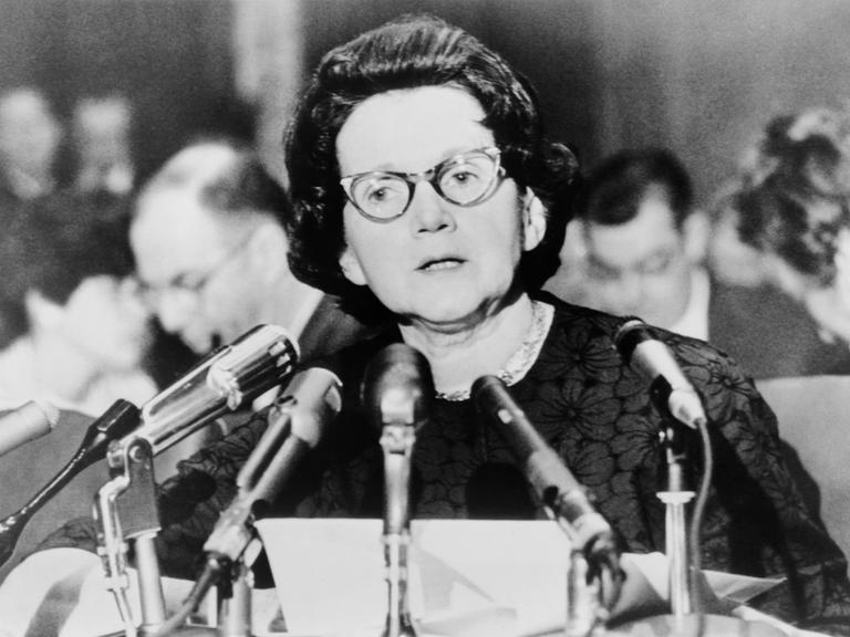 Die Biologin, Wissenschaftsjournalistin und Autorin von  "Silent Spring"  sitzt bei ihrer Erklärung im    US-Kongress im Januar 1963 vor Mikrofonen