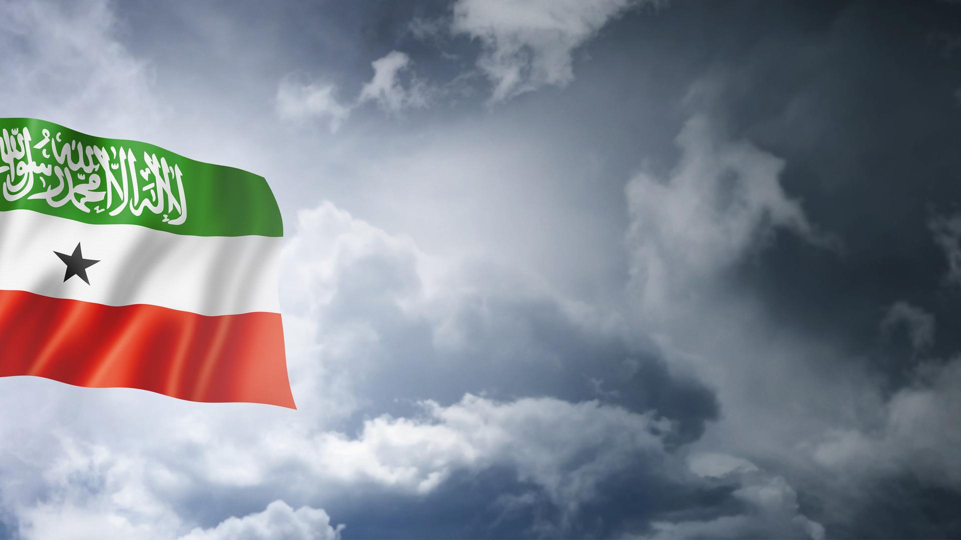 Die Flagge von Somaliland vor einem bewölkten Himmel. Die Flagge von Somaliland vor einem bewölkten Himmel.