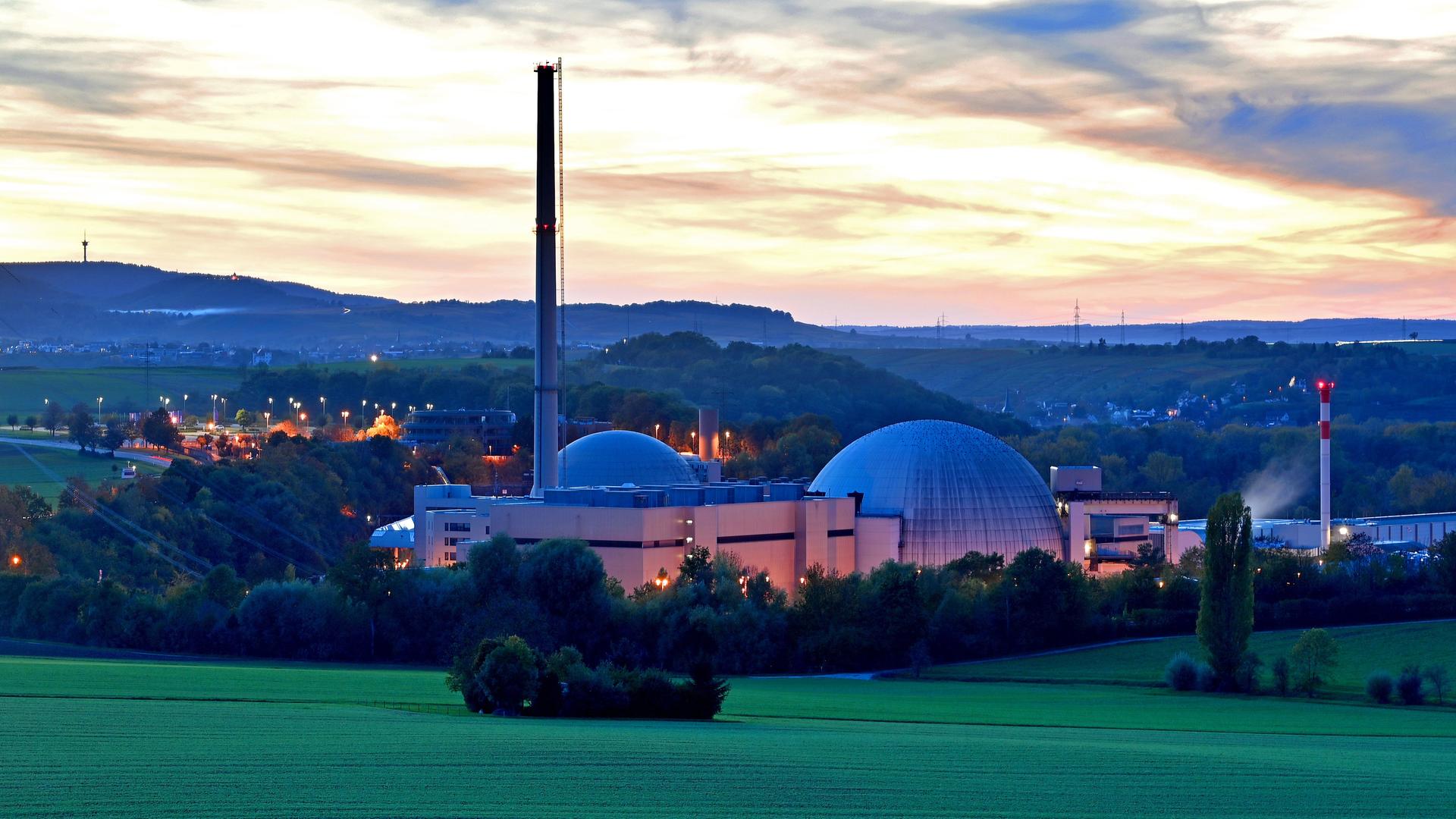 Atomkraftwerk vor Abendhimmel