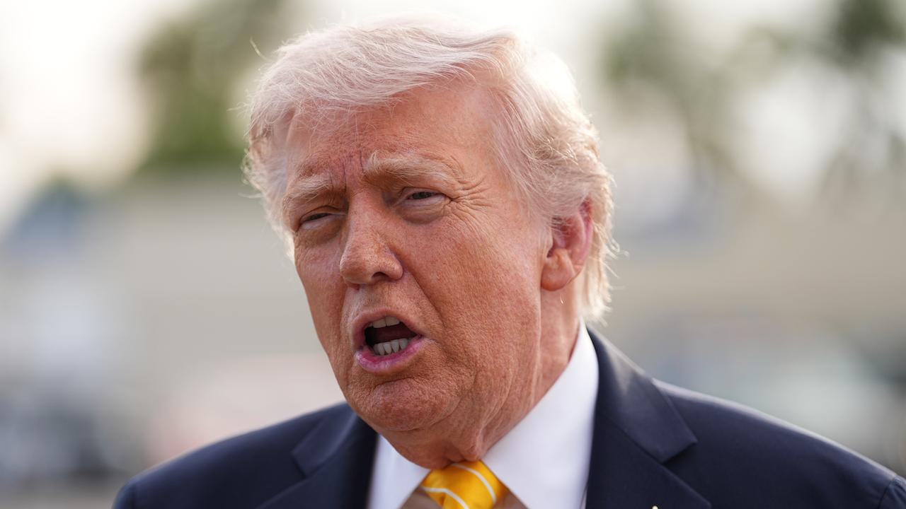 US-Präsident Trump spricht. Er steht offenbar im Freien. Der Hintergrund ist verwischt. 