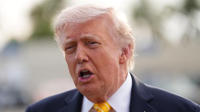 US-Präsident Trump spricht. er steht offenbar im Freien. Der Hintergrund ist verwischt. 