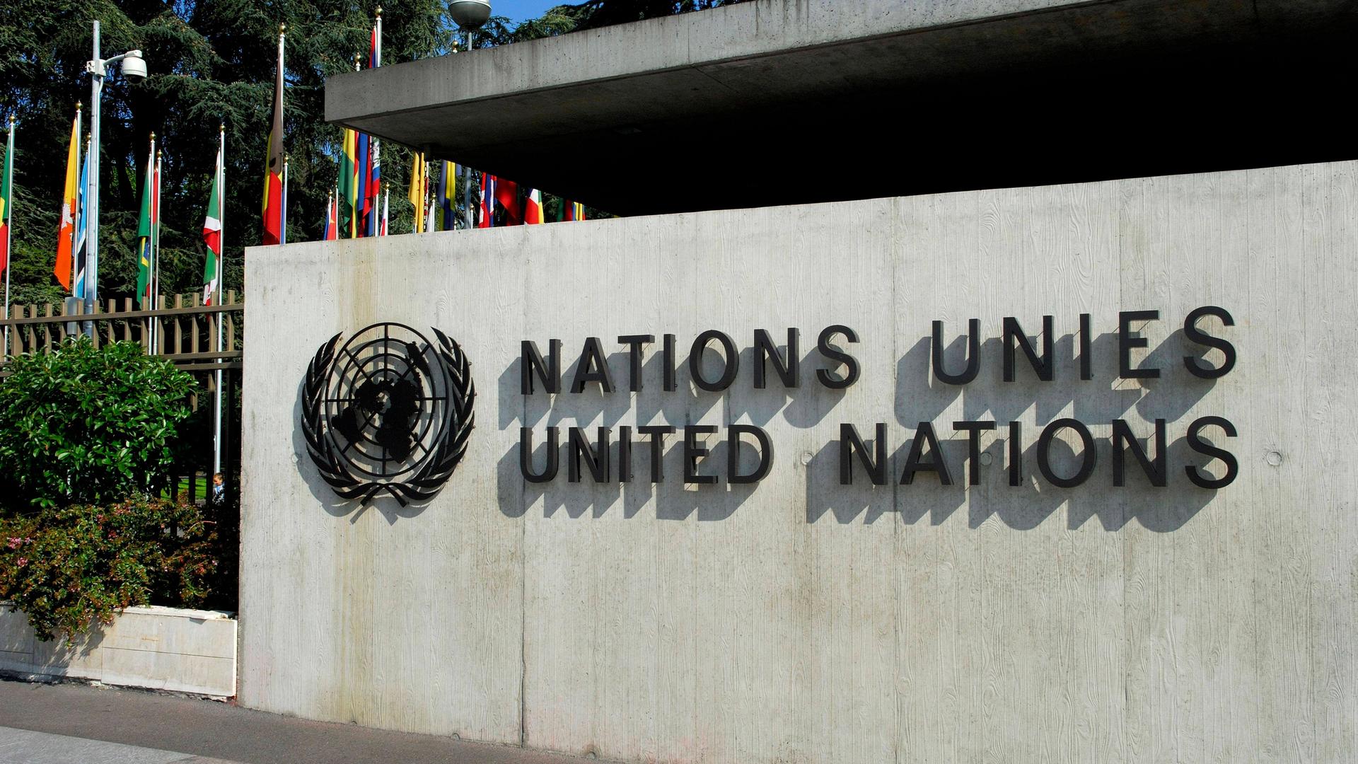 Das Schild mit dem Schriftzug der Vereinten Nationen am Gebäude in Genf.