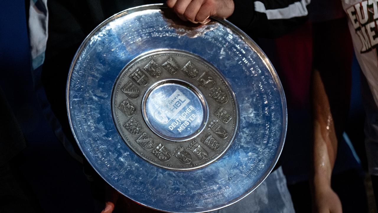 Handball: Bundesliga, Rhein-Neckar Löwen - Füchse Berlin, 34. Spieltag, Ankunft der Mannschaft: Die Mannschaft der Füchse Berlin feiert die Deutschen Meisterschaft am Badeschiff an der Spree mit der Meisterschale.