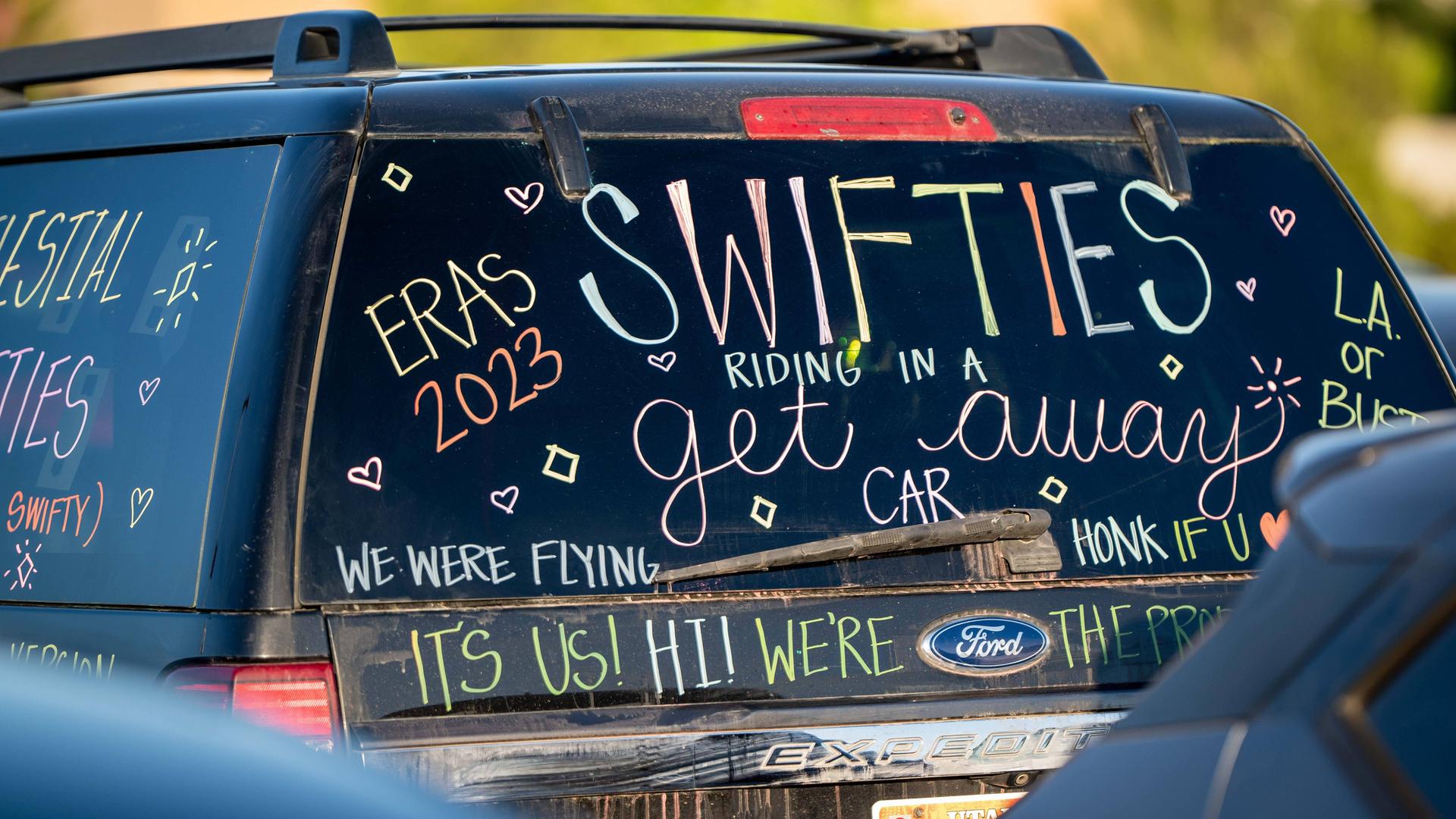 Ein Auto von Taylor-Swift-Fans ist bunt bemalt.