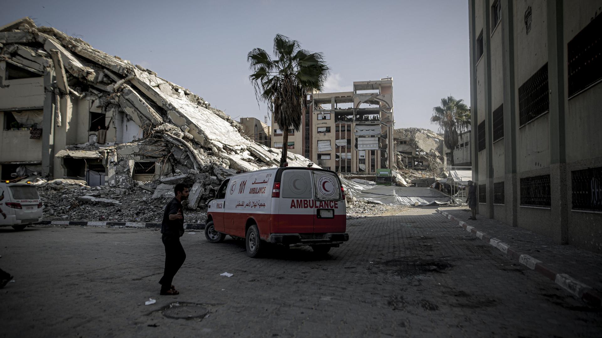 Ein Krankenwagen steht zwischen Trümmern in Gaza-Stadt (Foto vom 25. Oktober 2026).
