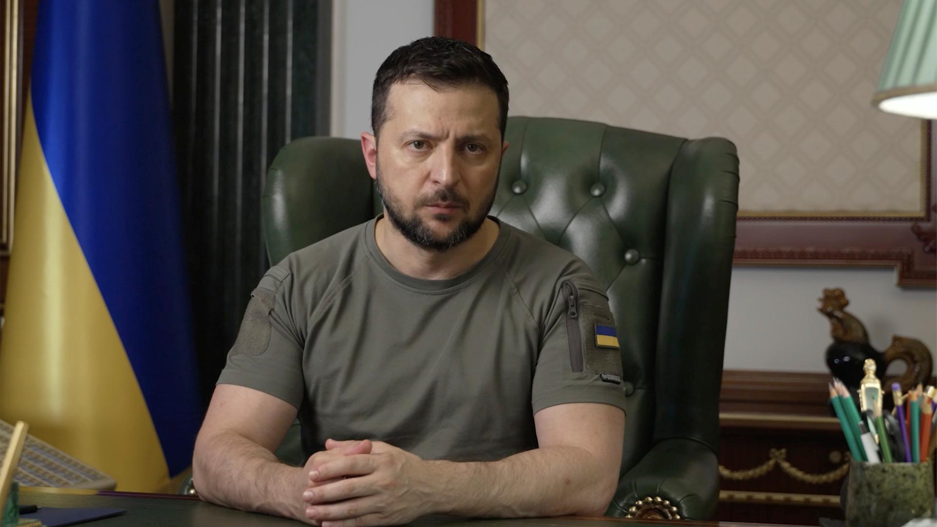 Der ukrainische Präsident Selenskyj in seiner Videoansprache. Er blickt ernst.