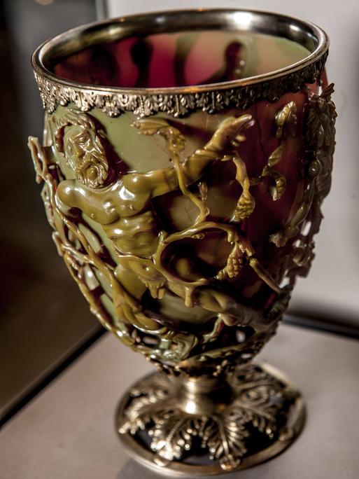 Lykurgos-Becher. Spätantike, 4. Jahrhundert n. Chr. Vermutlich in Rom hergestellt. Ein Becher aus dichroitischem Glas mit einer mythologischen Darstellung. 