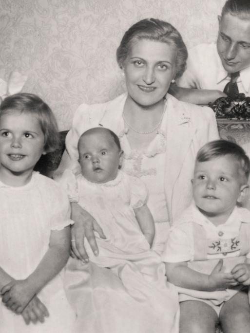 Der Reichsminister für Propaganda und Volksaufklärung Dr. Joseph Goebbels im Kreis seiner Familie: neben ihm seine Frau Magda, hinter ihm Harald Quandt, der Sohn aus Magdas erster Ehe, vorne drei von seinen fünf Töchtern und Sohn Helmuth, Foto undatiert.