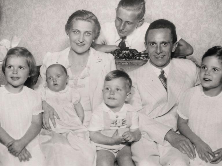 Der Reichsminister für Propaganda und Volksaufklärung Dr. Joseph Goebbels im Kreis seiner Familie: neben ihm seine Frau Magda, hinter ihm Harald Quandt, der Sohn aus Magdas erster Ehe, vorne drei von seinen fünf Töchtern und Sohn Helmuth, Foto undatiert.