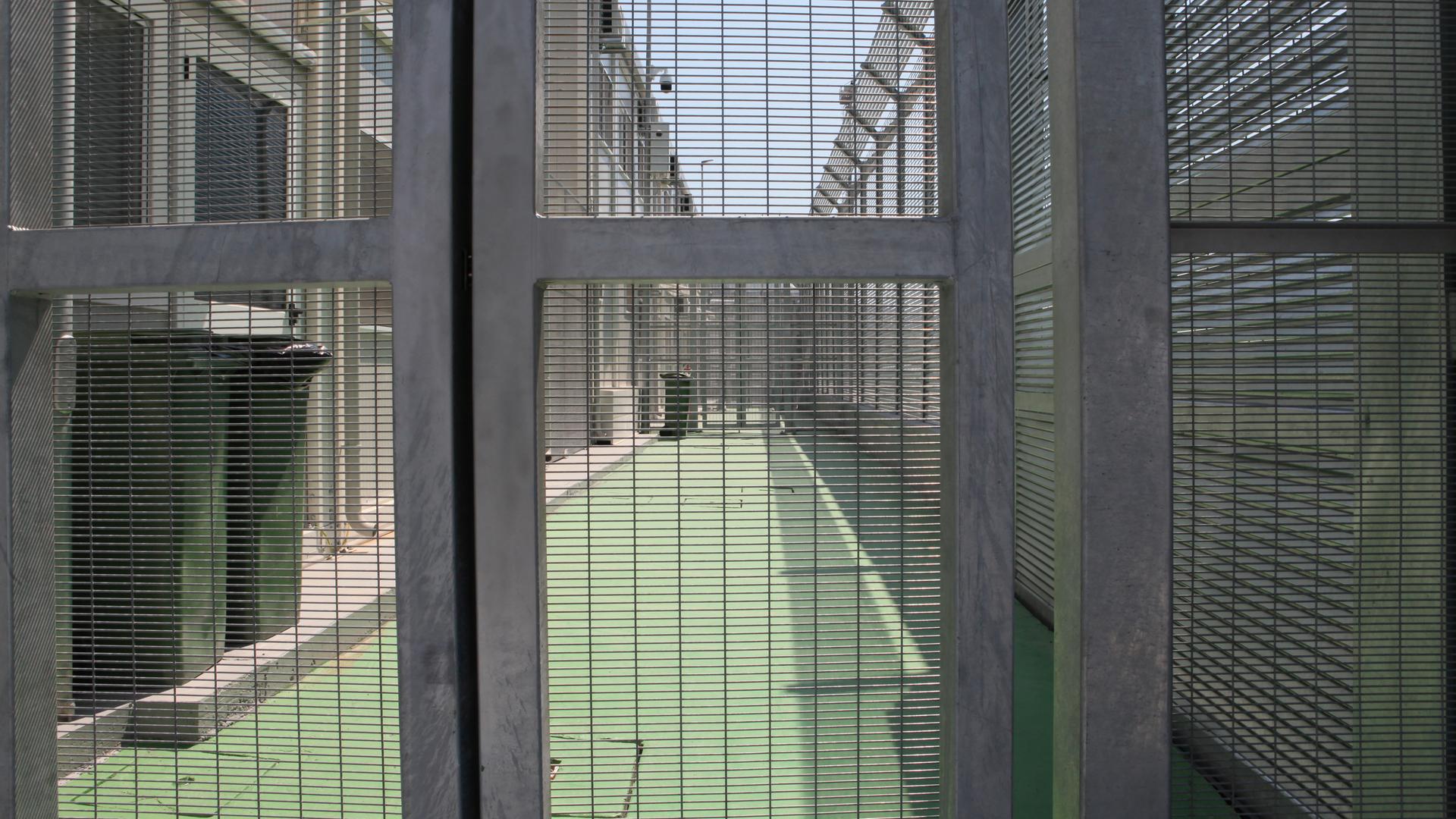 Ein mit Gittern und Zäunen begrenztes Aufnahmelager in der albanischen Hafenstadt Shengjin.