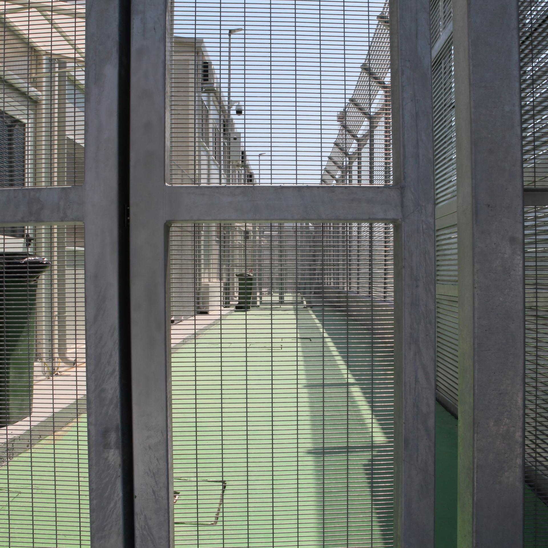 Ein mit Gittern und Zäunen begrenztes Aufnahmelager in der albanischen Hafenstadt Shengjin.