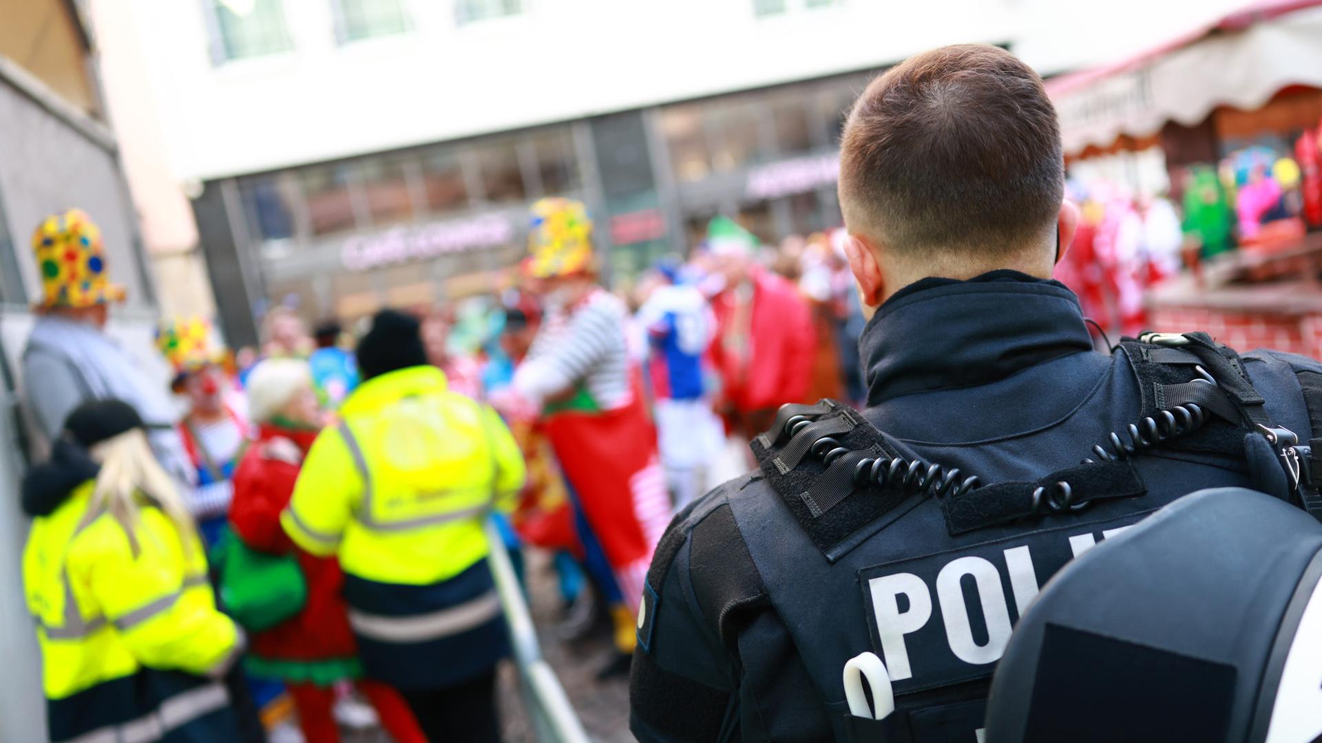 Polizisten sichern bereits in den frühen Morgenstunden die Straßen der Kölner Innenstadt vor dem Beginn des Karnevals. 