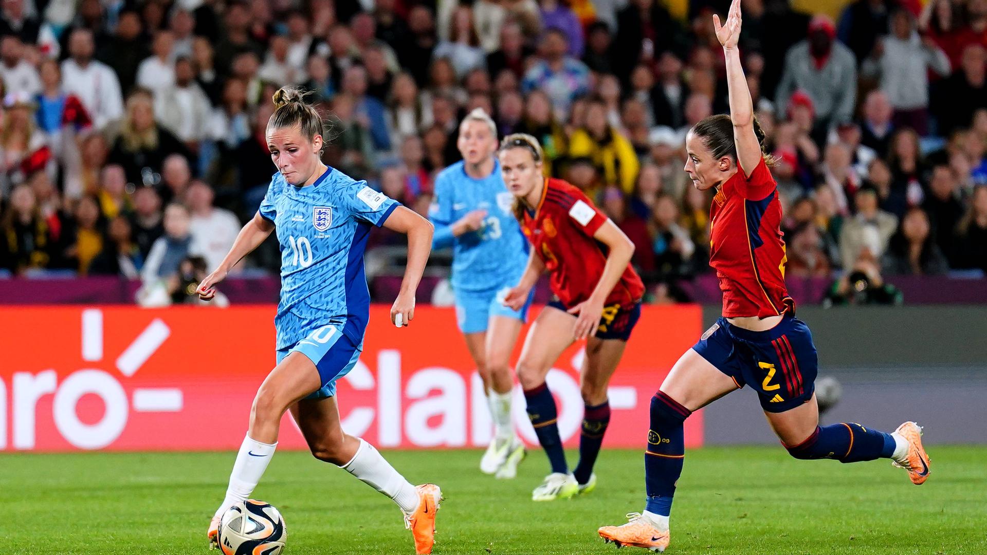 Eine Engländerin ist am Ball, eine Spanierin folgt ihr und hebt dabei die Hand. Eine Engländerin ist am Ball, eine Spanierin folgt ihr und hebt dabei die Hand.