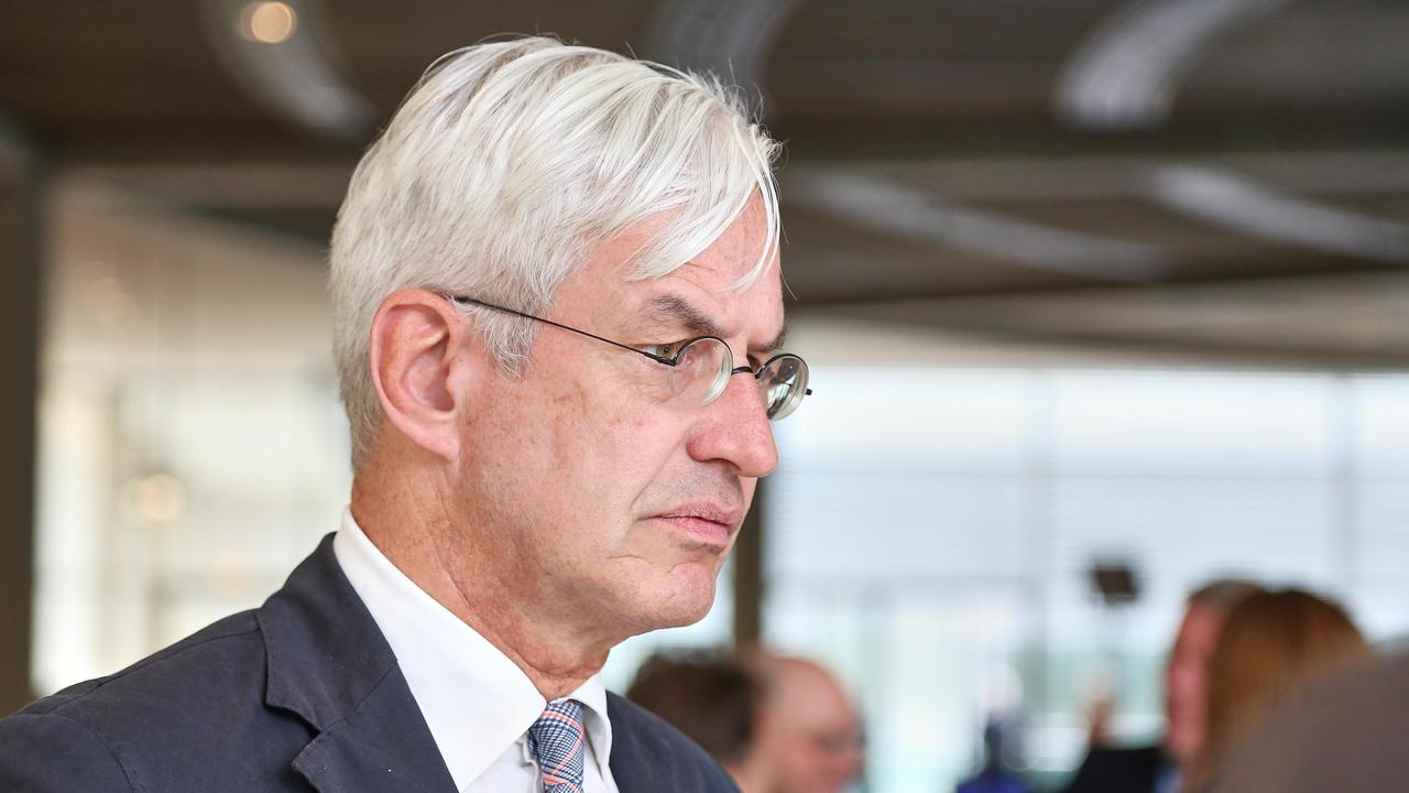Eine seitliche Aufnahme von Mathias Middelberg, der nach rechts in den Raum blickt.