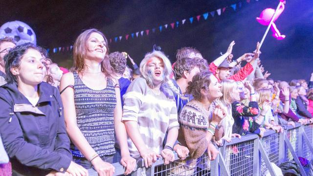 Besucherinnen und Besucher eines Konzerts beim Immergut Festival