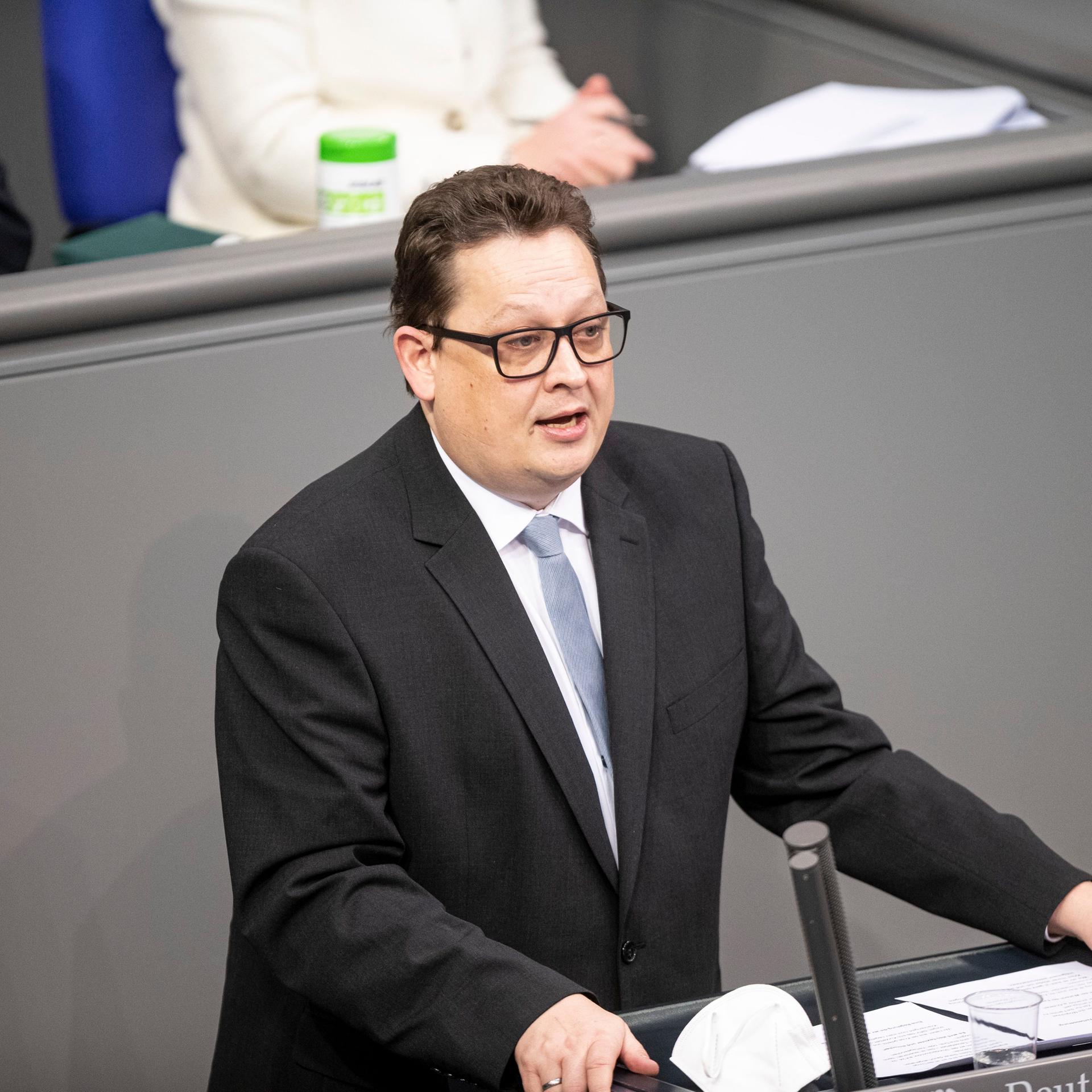 Stefan Schwartze (SPD), Patientenbeauftragter der Bundesregierung, spricht bei einer Plenarsitzung.