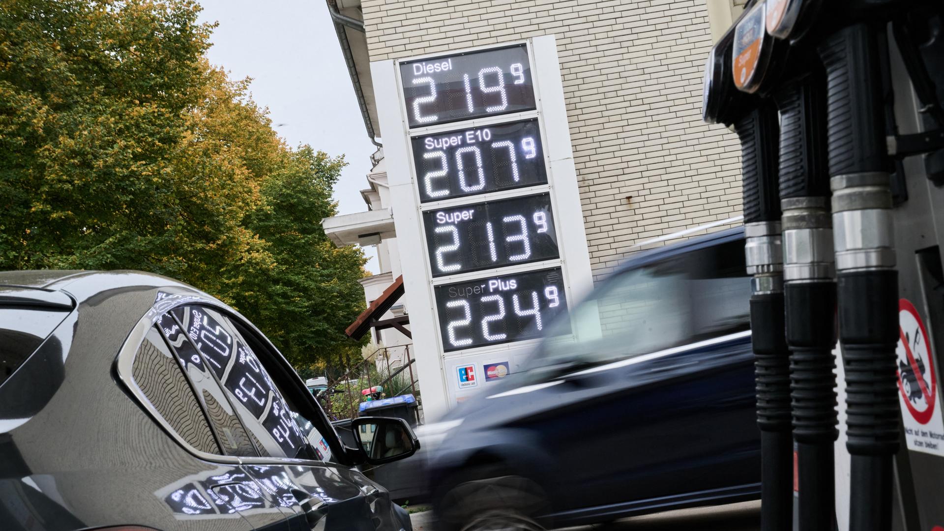 Kraftstoffpreise stehen auf der Preistafel einer Tankstelle in Bremen. 