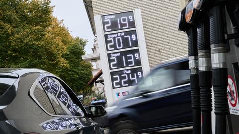 Kraftstoffpreise stehen auf der Preistafel einer Tankstelle in Bremen. 
