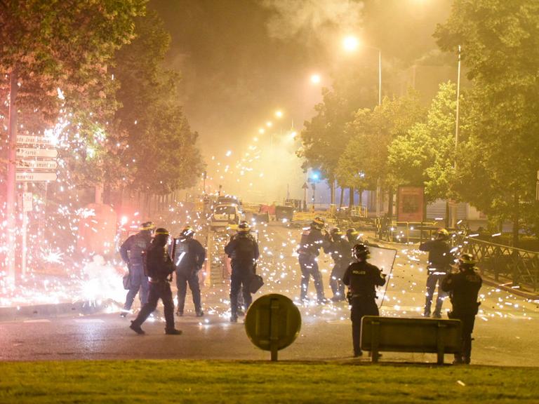 Es sind Polizisten und Feuer zu sehen. Photo by Florian Poitout/ABACAPRESS.COM 
