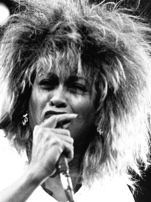 Tina Turner bei einem Konzert in Oakland-Alameda County in Californien im Oktober 1985.