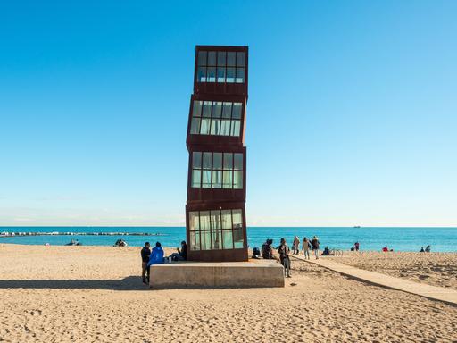 Die Skulptur "L’estel ferit", die anlässlich der Olympischen Spiele 1992 am Strand von Barcelona errichtet wurde.
