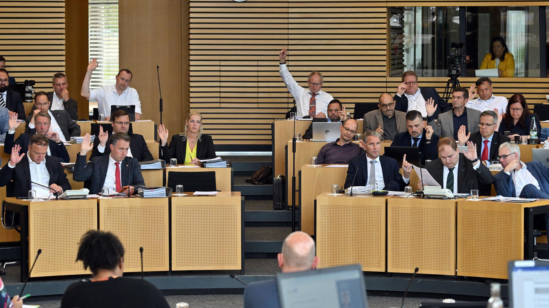Abgeordnete von CDU und AfD stimmen ab im Thüringer Landtag. Sie heben die Hand zur Abstimmung.