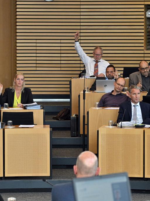 Abgeordnete von CDU und AfD stimmen ab im Thüringer Landtag. Themen sind die Erhöhung des Bürgergeldes, die Wettbewerbsfähigkeit des Standorts Thüringen, das wirtschaftliche Wachstum in Thüringen, Forderungen nach günstiger Energie, niedrigen Steuern und weniger Bürokratie, sowie die Förderung von arbeitslosen Menschen und ein Paradigmenwechsel im Thüringer Nahverkehr.