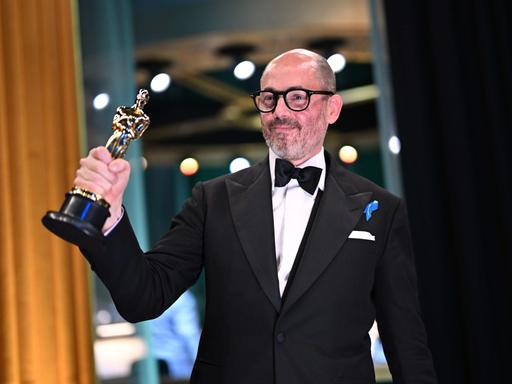 Edward Berger präsentiert stolz die Oscar-Statue