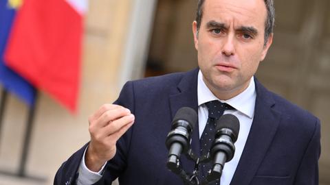 Sébastien Lecornu hält eine Rede