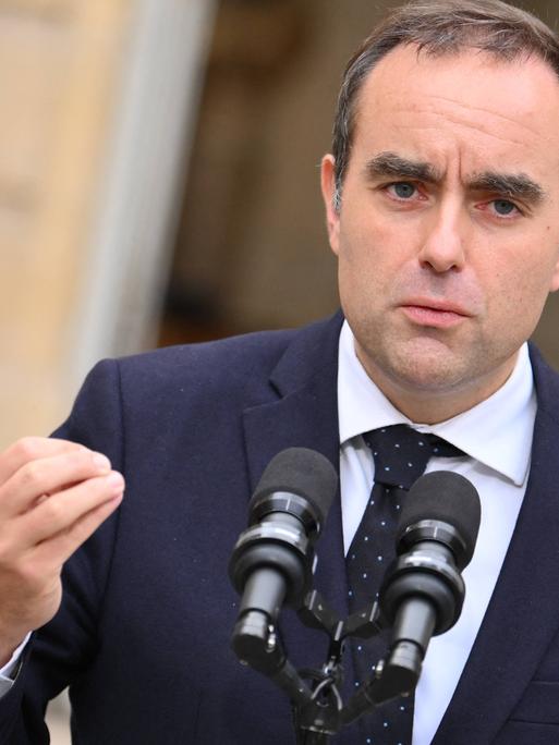 Sébastien Lecornu hält eine Rede