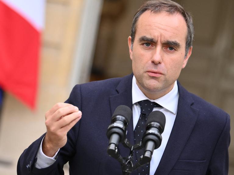 Sébastien Lecornu hält eine Rede