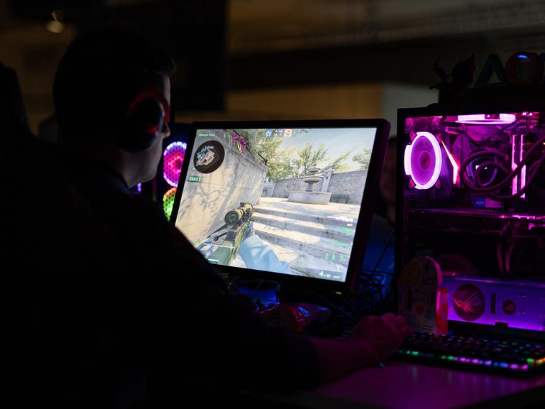 Ein Mann sitzt vor einem Computerbildschirm und spielt das Spiel Counter-Strike.