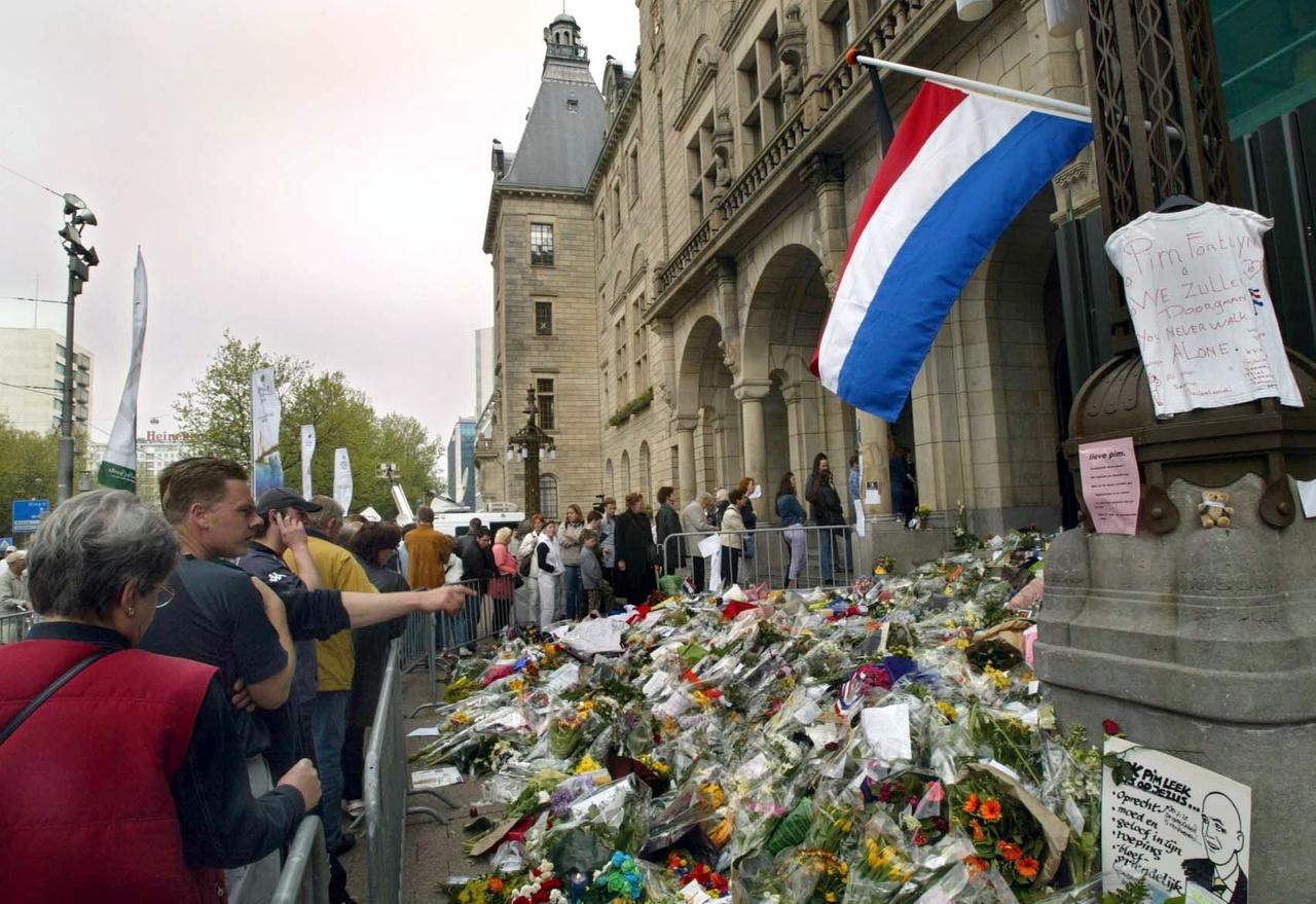 Zahlreiche Menschen legen am 8.5.2002 vor dem Rathaus von Rotterdam Blumen nieder. 