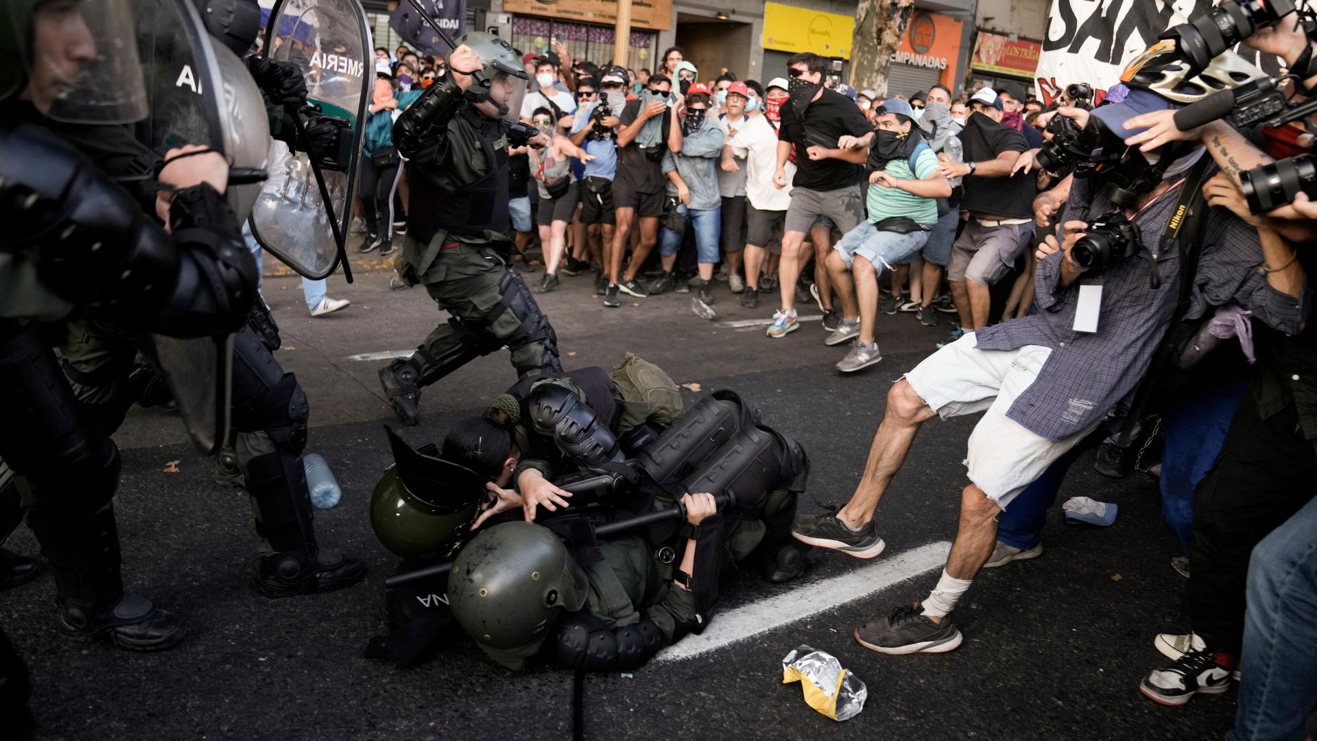 Polizisten in Buenos Aires gehen mit Schlagstöcken gegen Demonstranten vor.